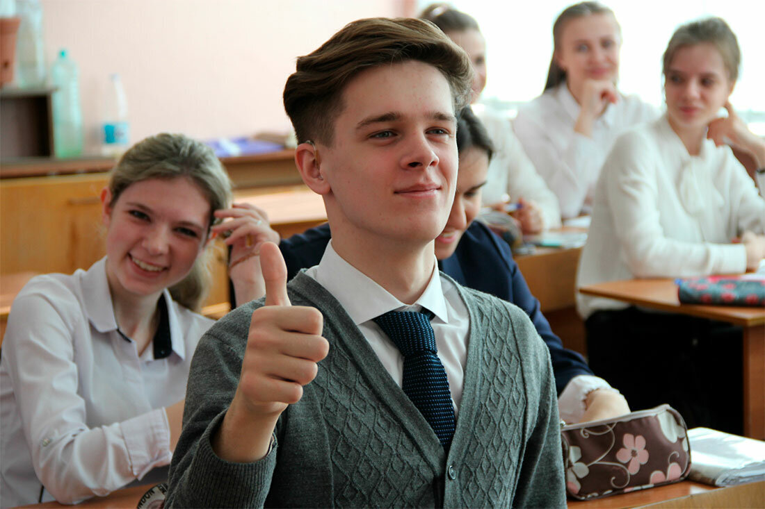 два школьника записывали. ученик за партой. китайцы в школе за партой. два школьника. красивый одиннадцатиклассник.