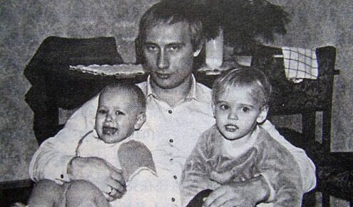 Владимир Путин с маленькими дочерьми 1980-е годы. Фото Яндекс.Картинки.