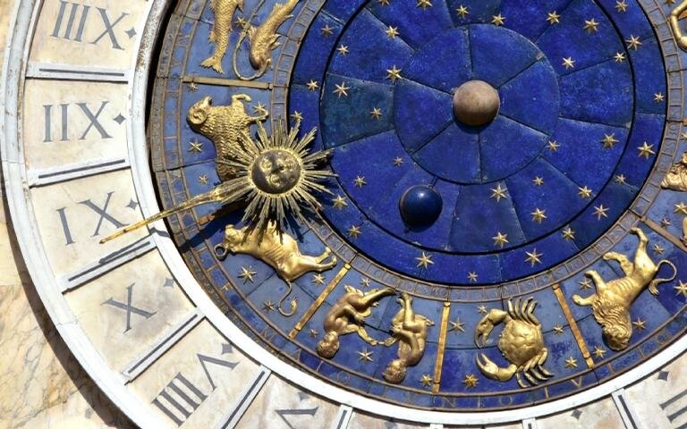 Что ждет вас и ваших близких в начале весны - расскажет наш гороскоп.

Овен 

21 марта - 20 апреля 

Март будет очень хорошим месяцем для Овнов. В особенности это касается шанса добиться больших профессиональных успехов.

Любовь: Венера и Марс в Деве заставят Овна захотеть внести изменения в свои отношения. Однако вы должны хорошо подумать над их необходимостью, чтобы не внести в свою жизнь хаос. Изменения хороши, если они производятся спокойно, а не под влиянием внезапного вдохновения и сильных эмоций. А Овен в этом месяце может вести себя довольно резко, что создаст конфликт в его отношениях. Умейте слушать своего партнера, а не только говорить. Благодаря влиянию Солнца и Плутона, во второй половине марта одинокий Овен имеет шанс познакомиться с интересным человеком, с которым получит шанс не только на роман, но и на длительные отношения.

Работа и деньги: благодаря влиянию Марса и Солнца в Деве Овен активно займется профессиональной жизнью. Сейчас хорошее время подумать о смене работы. Если вы внимательно прислушаетесь к другим, у у вас появится шанс открыть новый этап в своей карьере. Но следует быть осторожным, чтобы не увлечься чем-то без надобности. В марте Овен не должен тратить деньги, если только это не инвестиции в себя. Дополнительные курсы или другое обучение для повышения квалификации - очень хорошая идея.

Здоровье: в марте Овну стоит сосредоточиться на улучшении своего общего состояния. В идеале вам следует начать с исключения нездоровой пищи из своего рациона и более плотно заняться спортом.

Телец 

21 апреля - 20 мая 

Март будет тяжелым месяцем для Тельца. Многие события дадут вам поводы для беспокойства.

Любовь: из-за влияния Марса и Венеры в Деве Телец станет чрезмерно критичным к своему партнеру. Общая атмосфера в отношениях не будет хорошей. Вам следует сосредотачиваться на позитиве, а не только искать плохое. К счастью, вторая половина месяца должна быть лучше из-за влияния Солнца, и у вас появится возможность реабилитироваться и исправить положение. Одинокие Тельцы могут рассчитывать на скоротечные, но интересные отношения. Получите от них удовольствие.

Работа и деньги: у Тельца будет много задумок, но, к сожалению, получится далеко не все задуманное. К счастью, Солнце и Марс придадут ему энергии, и он сможет все исправить и улучшить. Следует сэкономить средства и очень рационально подходить к бюджету.

Здоровье: в этом месяце Тельцу необходимо в первую очередь позаботиться о своем психологическом здоровье. Будет накапливаться стресс и негативная энергия. Отнеситесь к себе с пониманием, как можно больше находитесь на свежем воздухе, включите в рацион побольше овощей и фруктов.

Близнецы 

21 мая - 22 июня 

У Близнецов - очень удачный месяц в плане любви. С другой стороны, не стоит ждать успеха в карьере.

Любовь: из-за влияния Марса на Тельца март будет очень романтичным и страстным месяцем для Близнецов. Но важно сосредоточиться не только на собственных потребностях в отношениях, но и на том, чего хочет ваш партнер. Иначе в конце месяца ждите серьезной ссоры. У одиноких Близнецов есть шанс завести страстный роман. И даже не один.

Работа и деньги: влияние Сатурна заставит Близнецов отвлекаться и сильно раздражаться на работе. Из-за фокуса на личной жизни они не будут обращать должного внимания работе. Совершенные ошибки заставят потом потратить очень много времени на их исправление. Вы можете быть втянуты в ряд конфликтов на работе, что значительно ослабит ваши профессиональные позиции.

Здоровье: март будет месяцем, когда Близнецы будут чувствовать себя очень истощенными. Иммунитет будет сильно ослаблен, им будет не хватать энергии. Поддержите свою иммунную систему - сейчас это крайне важно.

Рак 

23 июня - 22 июля 

Март будет благоприятным месяцем для Рака. Вы будете преисполнены спокойствием.

Любовь: благодаря влиянию Солнца Рак будет полон теплых, ласковых чувств к своему партнеру. Чувство уверенности и безопасности наполнят его отношения, которые в этом месяце будут очень гармоничными. Это будет хорошее время, чтобы обсудить и составить общие планы, например, на отпуск. Ваша положительная энергия будет очень благотворно влиять на всех людей, с которыми вы будете контактировать. Одинокие Раки в этом месяце вряд ли встретят кого-то для создания близких отношений. Просто проводите больше времени с друзьями.

Работа и деньги: Рака на работе ждут непростые задачи. К счастью, в трудную минуту ему поможет влияние Марса и Венеры. Настройтесь на напряженный и изматывающий период. Однако вы будете оценен за свои усилия. Раку не следует жалеть денег на удовольствия. Это хорошее время, чтобы купить то, о чем вы давно мечтали. Вознаградите себя за такую ​​тяжелую и изнурительную работу.

Здоровье: в этом месяце Рак будет ослаблен. Не поможет даже влияние Солнца. Поэтому следует по возможности хорошо выспаться и отдохнуть. Также подумайте об изменении своего рациона в пользу более здоровых альтернатив.

Лев 

23 июля - 23 августа 

Март будет довольно беспокойным временем для Льва. Вас ждут перемены. Напряженная атмосфера будет сохраняться большую часть месяца.

Любовь: Уран в Тельце будет мешать Льву найти себе место. Вы будете видеть каждое несовершенство в своем партнере - и не сможете держать в себе слова о том, что вам не нравится. Постарайтесь все же держать себя в руках, поймите, что в данном случае проблема именно в вас, а не во всех окружающих. Для одиноких Львов этот март определенно не то время, чтобы знакомиться с новыми людьми. Лучше потратьте свободное время на лучшее понимание самих себя.

Работа и деньги: Солнце придаст Львам много энергии, что, впрочем, способно спровоцировать конфликты на работе. Вас ждут профессиональные перемены и не исключено, что эти изменения будут к худшему. Многое зависит от способности держать себя под контролем. Вам следует спокойно отстаивать свои аргументы - несколько раз вы окажетесь в ситуации, когда будете вынужден это сделать. Не стоит слишком много тратить, лучше отложить излишки финансов про запас. Мобилизация - ваш девиз на начало весны.

Здоровье: опасайтесь истощения. Это хорошее время для медицинских консультаций и сдачи анализов.

Дева 

24 августа - 23 сентября 

Март будет очень тяжелым месяцем для Девы. Проблемы возникнут как во взаимоотношениях с партнером, так и в профессиональной сфере.

Любовь: влияние Меркурия заставит Деву спровоцировать несколько стрессовых ситуаций. Бесконтрольные вспышки гнева способны вызвать кризис в его отношениях. Вам нужно будет принять трудное решение о будущем своих отношений. Конец месяца из-за влияния Меркурия и Венеры должен быть более спокойным, и Дева сможет отдохнуть и морально восстановиться. Одинокие Девы не встретят никого интересного в марте. Любые попытки установить новые отношения потерпят неудачу, не стоит пока тратить свою энергию на новые знакомства.

Работа и деньги: Меркурий заставит вас разбираться в старых делах. К сожалению, это не вполне удастся. При этом коллеги не поддержат вас, а, наоборот, могут помешать. Рассчитывайте только на себя. Также следует не обращать внимание на других, а заниматься только своим делом.

Здоровье: yесмотря на стрессовые ситуации, в марте Дева не будет жаловаться на свое здоровье.

Весы 

24 сентября - 23 октября 

В марте Весам предстоит принять важное решение в личной жизни.

Любовь: Весы, на которых окажет сильное влияние Меркурий, захотят многое изменить в своих отношениях. В зависимости от текущей ситуации это может быть как шаг вперед, так и, наоборот, разрыв и завершение этой главы своей жизни. В любом случае, ничего не будет прежним. Одинокие Весы получат шанс на новые чувства.

Работа и деньги: благодаря Венере в Сатурне Весы получат шанс на дополнительный денежный поток. Не сходите с ума, наоборот, лучше всего - сэкономьте все дополнительные ресурсы. Скоро появится цель, на которые их лучше потратить. На работе не все пойдет по вашему плану. Влияние Марса не позволит Весам сосредоточиться на своих задачах и обязанностях. Но чем раньше вы мобилизуетесь, тем лучше.

Здоровье: Целый месяц вы проведете полными энергии и готовности к новым действиям. Но не следует забывать об отдыхе, высыпаться и восстанавливать силы. Март - хорошее время, чтобы поработать над своим физическим состоянием. 

Скорпион 

24 октября - 22 ноября 

Март будет очень энергичным месяцем для Скорпионов. Вас ждет много работы, но вместе с этим в жизни появятся новые возможности.

Любовь: у Скорпиона будет много идей и планов, которые он захочет реализовать на практике. Солнце и Марс наполнят его взрывной энергией. К сожалению, проявится посторонний человек, который может устроить в жизни Скорпиона большой беспорядок. Следует быть очень осторожным, чтобы не сделать то, что впоследствии разрушит  отношения. Нужно искать счастья со своим партнером, а не с незнакомцем. У одиноких Скорпионов появится большой шанс встретить свою половинку, а также - партнера для недолгого, хоть и яркого романа. В этом месяце им точно не придется скучать.

Работа и деньги: март будет очень стабильным финансовым месяцем для Скорпионов. Не ожидается внеплановых расходов, но и дополнительных денег они не получат. Скорпионам следует хорошо оценивать ситуацию и не брать на себя слишком много на работе , поскольку они не могут сделать все в одиночку. Также будьте готовы к нескольким деловым встречам, которые окажутся очень важными для карьеры. Стоит тщательно подготовиться к ним и хорошо показать себя.

Здоровье: как можно больше отдыхайте. Короткая поездка за город и времяпрепровождение на свежем воздухе очень вам помогут в сохранении хорошего самочувствия.

Стрелец 

23 ноября - 21 декабря

Стрельцам стоит быть готовыми к напряженной атмосфере в отношениях, а вот на работе у них все будет хорошо.

Любовь: Марс и Солнце окажут достаточно неблагоприятное воздействие. Стрельцы будут оставаться раздражительными весь месяц. Поэтому в марте они будут довольно часто ссориться и не будут особо способны к примирениям. Венера немного успокоит этот знак в конце месяца, но в целом март не будет удачным месяцем для отношений. Одинокий Стрелец может встретить кого-то из прошлого, кто его очарует. К сожалению, эти отношения быстро закончатся, став пустой тратой времени и энергии.

Работа и деньги: влияние Венеры и Меркурия подарит много энергии и трудового энтузиазма. Это хорошее время для перемен, борьбы за продвижение по службе в вашей нынешней компании или поиска новой работы. В финансовом отношении это будет стабильный месяц. В этом месяце Стрелец также встретится с человеком, который может положительно повлиять на развитие его профессиональной карьеры. Поэтому взвешивайте каждое слово, чтобы не упустить этот шанс.

Здоровье: в марте Стрелец не будет жаловаться на здоровье. Напротив, у него не будет недостатка в энергии, что приведет к хорошему физическому и психическому состоянию.

Козерог 

22 декабря - 20 января 

Март будет для Козерогов очень неоднозначным месяцем: на работе и в личной жизни вас ждут взлеты и падения.

Любовь:  Козероги будут уделять много внимания профессиональным вопросам и могут несколько пренебречь партнером. Разумеется, это не будет принято хорошо. К счастью, влияние Марса и Солнца улучшит ситуацию уже во второй половине месяца. Март для вас - хорошее время для серьезных переговоров, а также принятия важных решений о будущем ваших отношений. Тем более, что Меркурий побуждает вносить изменения в свою жизнь. Поэтому не стоит опасаться серьезных тем. Одинокие Козероги не встретятся ни с кем, достойным внимания. Проводите свободное время в отдыхе и восстановлении.

Работа и деньги:  избыток амбиций, которые в вас заложены, могут побудить принять неверное решение. Поэтому Козерогу следует несколько раз подумать о том, что он хочет делать со своей карьерой, иначе он может позже пожалеть о своем выборе. Также следует остерегаться неудачных вложений.

Здоровье: хотя Козероги не будут жаловаться на свое здоровье в марте, они могут испытывать хандру и меланхолию. Стоит больше времени проводить на свежем воздухе, благо весна сама подталкивает к этому.

Водолей 

21 января - 18 февраля 

Водолей в марте будет ощущать особую потребность в личном пространстве.

Любовь: влияние Марса и Солнца заставит Водолея нуждаться в особо большом личном пространстве. Поэтому ему предстоит довольно нервный месяц в отношениях, неизбежны конфликты. Во второй половине месяца из-за влияния Меркурия Водолей и его партнер примут важное решение относительно совместных финансов. 

Работа и деньги: март - хорошее время для погашения долгов. Меркурий поможет сделать хорошие вложения. Стоит использовать это время для рационального управления бюджетом. Однако не избегайте и помощи специалистов в этой сфере, чтобы принимать грамотные решения. На работе все будет хорошо, хотя вы должны быть осторожны в общении с другими сотрудниками, так как не все примут ваши подходы к делу. 

Здоровье: у заряженного энергией Водолея в начале весны не будет проблем со здоровьем. Это определенно хорошее время, чтобы начать борьбу с лишними килограммами. Следуйте здоровой, хорошо сбалансированной диете и не пренебрегайте упражнениями.

Рыбы 

19 февраля - 20 марта 

Март будет хорошим и спокойным месяцем для Рыб, единственное - стоит очень внимательно отнестись к своему здоровью.

Любовь: благодаря влиянию Венеры сердца Рыб наполнит гармония. Благодаря этому их отношения будут спокойными и приносящими радость. Это также поможет принять серьезные жизненные решения, воодушевленные влиянием Меркурия и Марса. Одинокие Рыбы, в основном - благодаря Солнцу, которое подарит им энергию, получат шанс встретить спутника жизни.

Работа и деньги: Венера и Меркурий помогут Рыбам преуспеть в работе. Появится шанс получить признание и повышение по службе. При этом не забывайте, что многое - в ваших руках. Этот месяц может стать поворотным в карьере. Это также хорошее время, чтобы инвестировать в себя: подумайте о курсах и тренингах. 

Здоровье: Рыбы должны быть особенно осторожны с кожными болезнями и аллергиями. Как только замечаете в своем состоянии что-то настораживающее - не откладывайте, как можно быстрее обращайтесь к врачам. В марте лучше не экспериментировать с новыми марками и составами косметических средств.