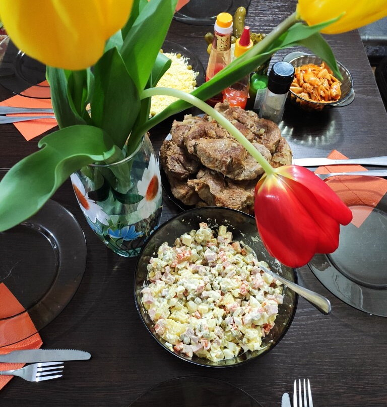 Наш праздничный стол. Цветы, Оливье, мясо стейки из свинины, салат Нежный по-приморски