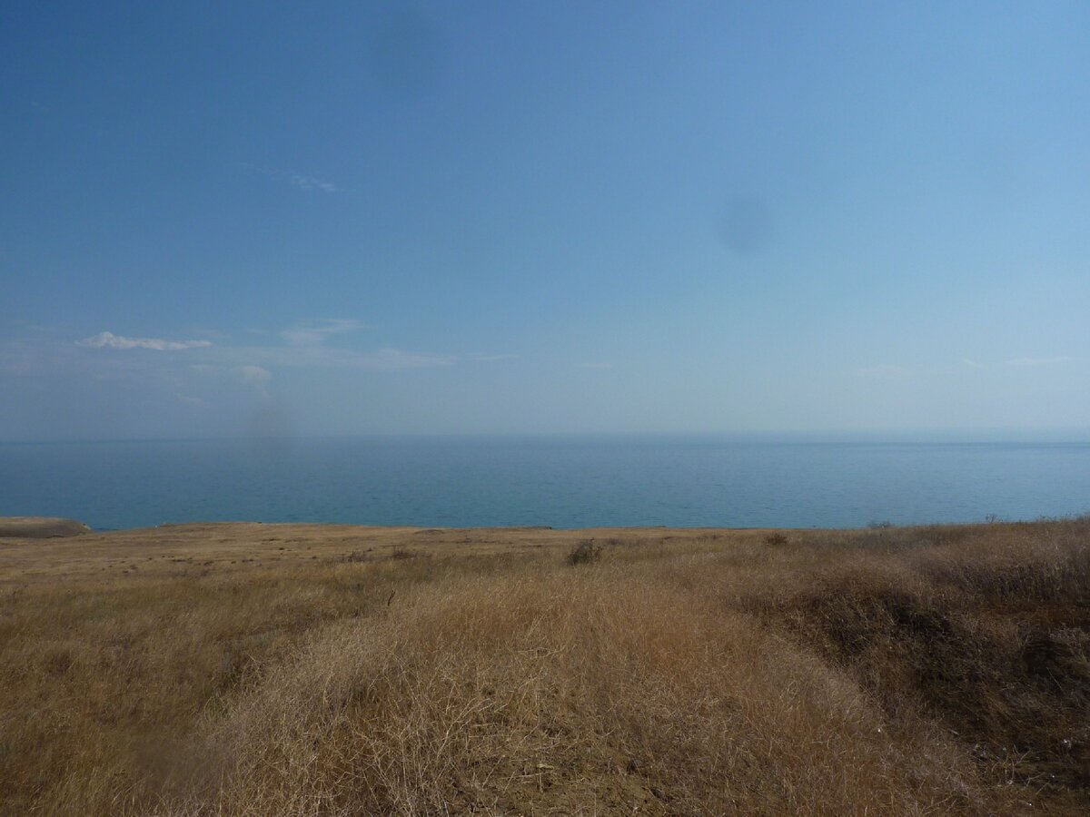Вот такая выженная солнцем степь по пути к Феодосии. Фото из личного архива.