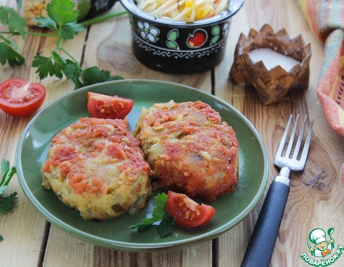 Потрясающе вкусные котлеты! Догадаться, что они приготовлены из лука и гороха, невозможно. Котлеты, томленные под томатной заливкой, получились удивительно нежные, сочные, вкусные и сытные.