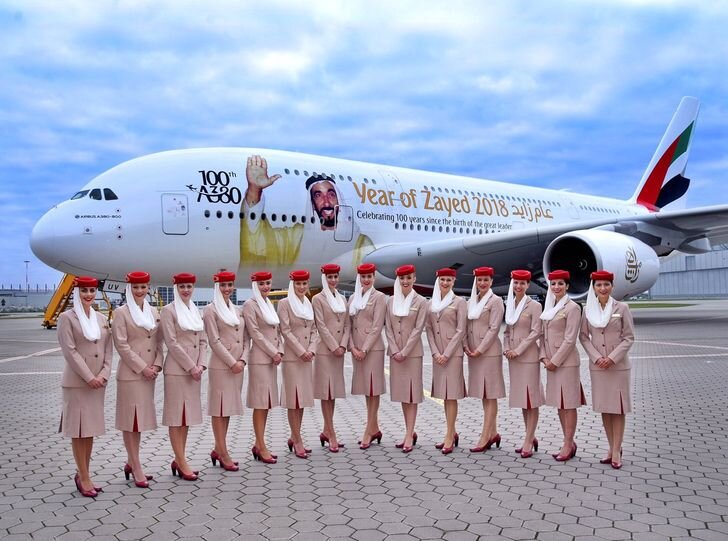 Бортпроводницы авиакомпании Emirates считаются самыми узнаваемыми в мире. Представляете, у них есть даже курсы, где их обучают правильно носить головной убор