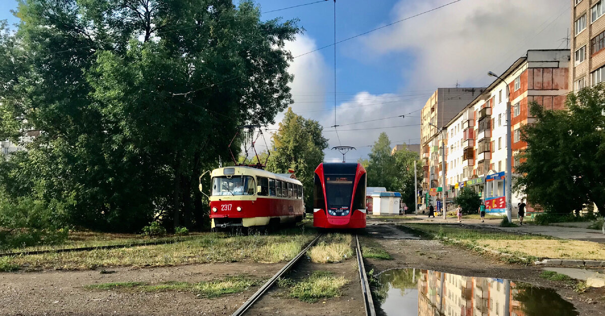 Ижевск. Июль 2021 года. Кольцо у кинотеатра «Аврора», встреча Татры «Т3» и новенького «Львёнка» от ПК ТС