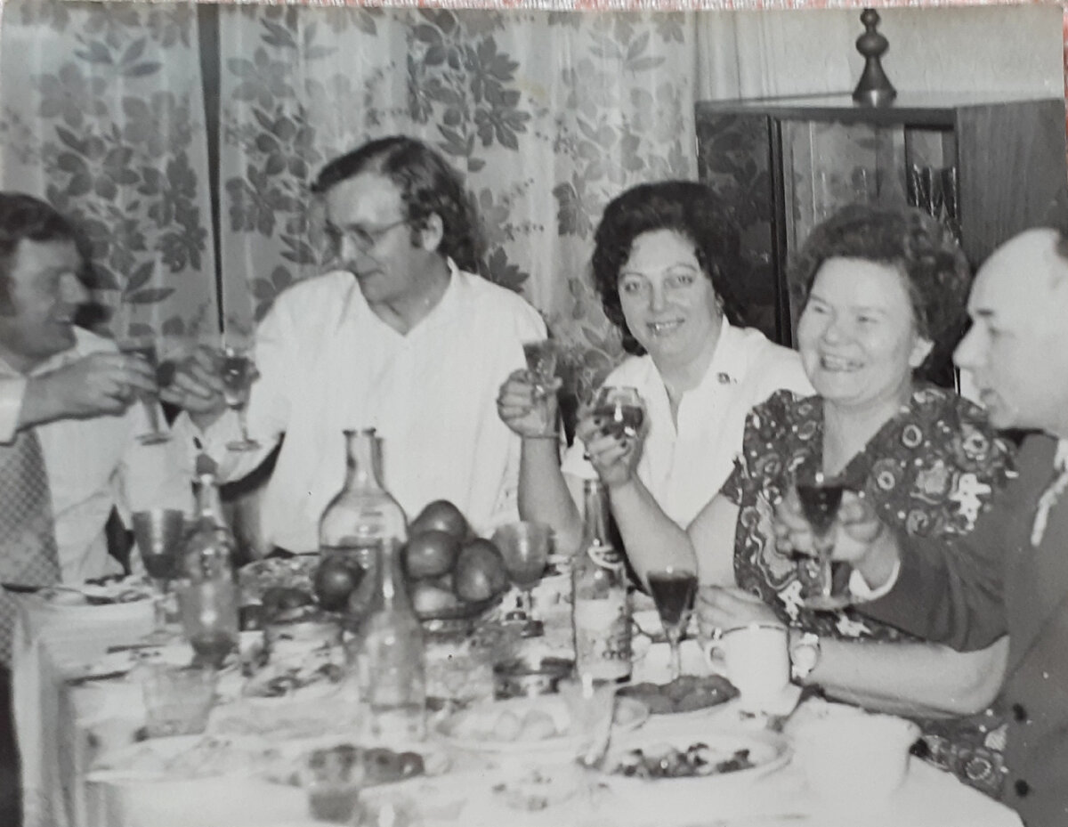 Дружная советская компания за столом. Фото: автора.