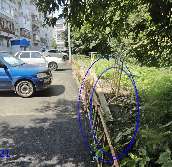 Строительный мусор на газоне