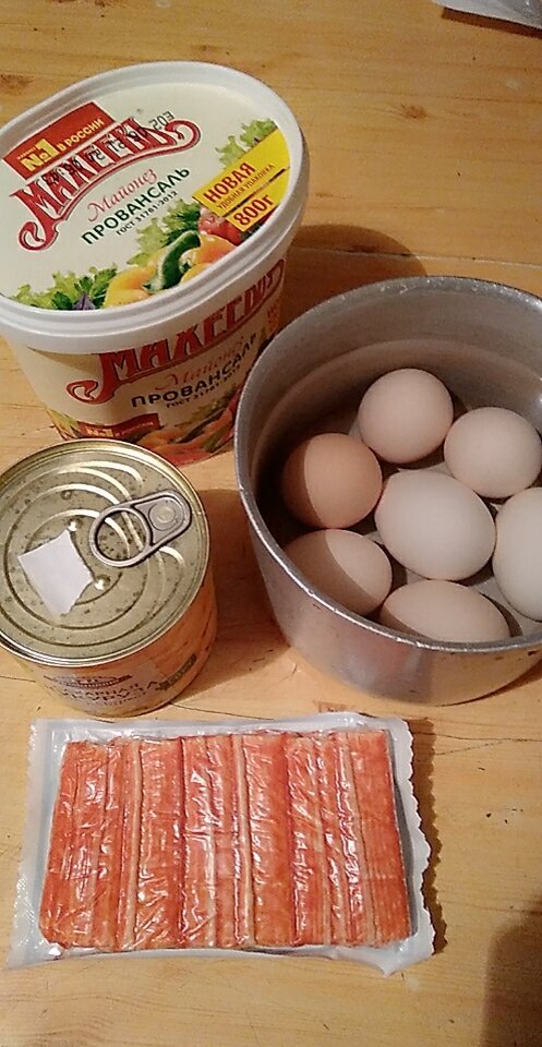 Хоть этот салат умеют готовить почти все, я готовлю его без огурца. Ингредиенты: 1. Подготовим ингредиенты: 2. Нарежем крабовые палочки и варенные яйца.  3. Добавляем слитую от сока кукурузу.  4.