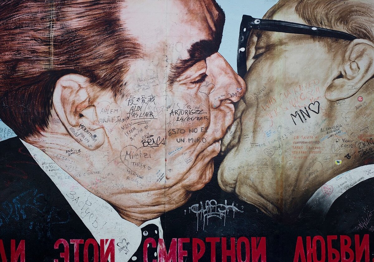 Выжить среди смертной любви. Берлинская стена Брежнев. Поцелуй Брежнева и Хонеккера на Берлинской стене.