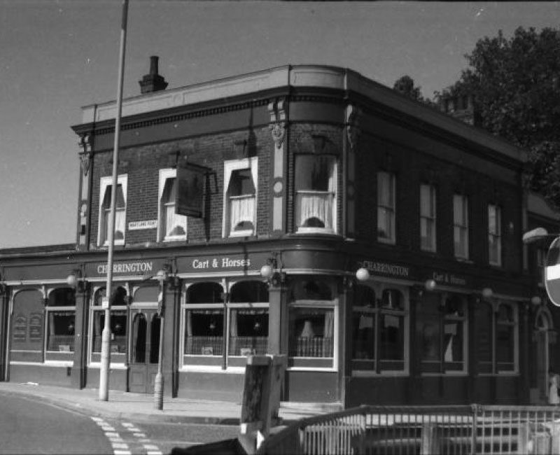 Паб THE CART & HORSES. 1987 год. Фото: https://whatpub.com