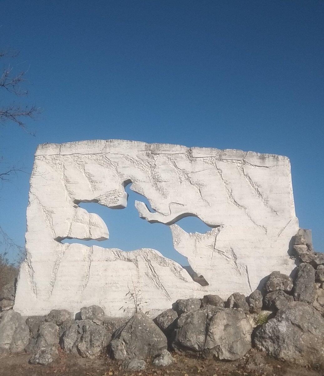 Памятник на развилке.