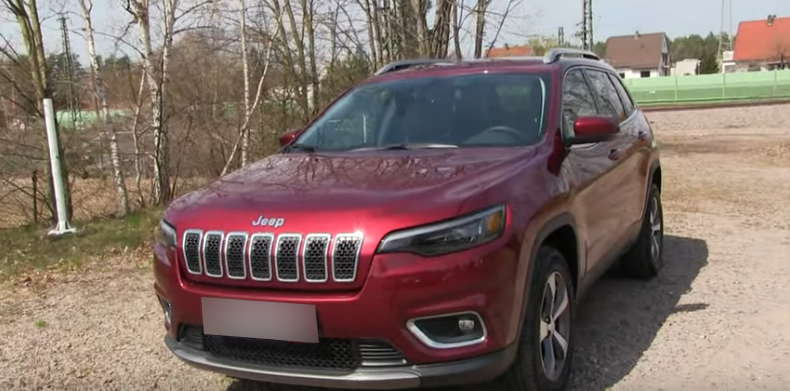 Дизайн передней и левой части кузова у Jeep Cherokee 2020 года.