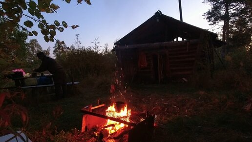 ВЫШЕЛ ИЗ ИЗБЫ А ТАМ. МОРОЗНОЕ УТРО В ЛЕСНОЙ ИЗБУШКЕ. РАЗЖЁГ ТАЁЖНЫЙ КОСТЁР. ГОТОВЛЮ ЧАЙ