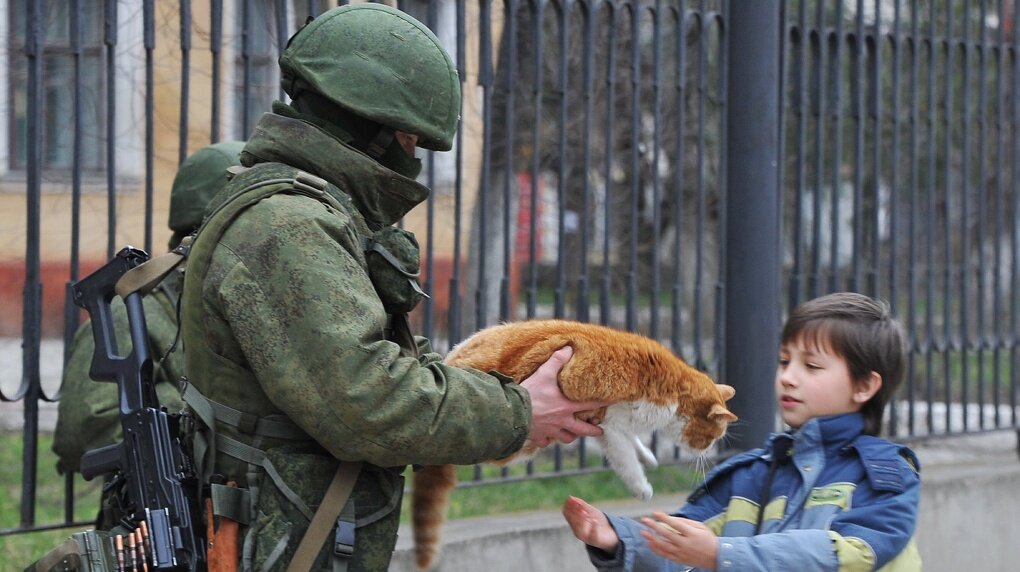 ФОТО СПЕЦНАЗОВЦА. КРЫМ МАРТ 2014 Г. ИХ НАРОДНАЯ МОЛВА ЗА АРИСТОКРАТИЧЕСКОЕ ПОВЕДЕНИЕ НАЗВАЛА ВЕЖЛИВЫМИ ЛЮДЬМИ. ИСТОЧНИК СВОБОДНЫЙ.