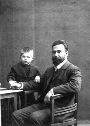 Маленький Никита рядом с отцом. Источник: https://www.pravmir.ru/ya-vrag-naroda-ili-uchenyj-inok-vospominaniya-o-nikite-vyacheslavoviche-zvolinskom-inoke-nikite-chast-1/ 