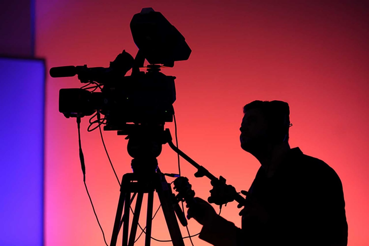 Профессиональный видеооператор. Телеоператор в студии. Съемки. Оператор тв. Бек хамраев.