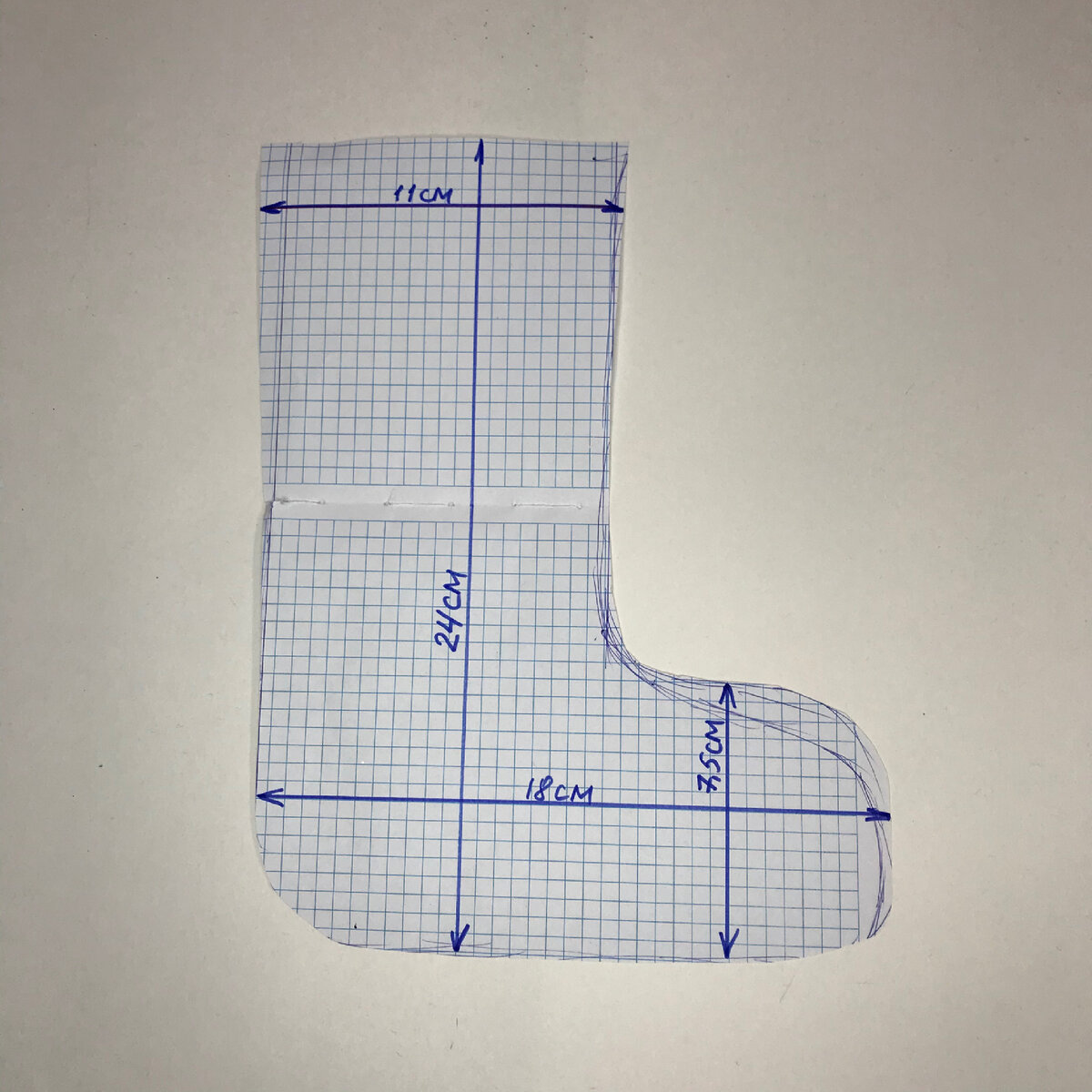 Специально для вас поставила размеры в сантиметрах. Общий размер валеночка 24 см на 18 см. Если вы решите сшить по моей выкройке, можно просто перерисовать по клеточкам. На фото очень хорошо все видно.