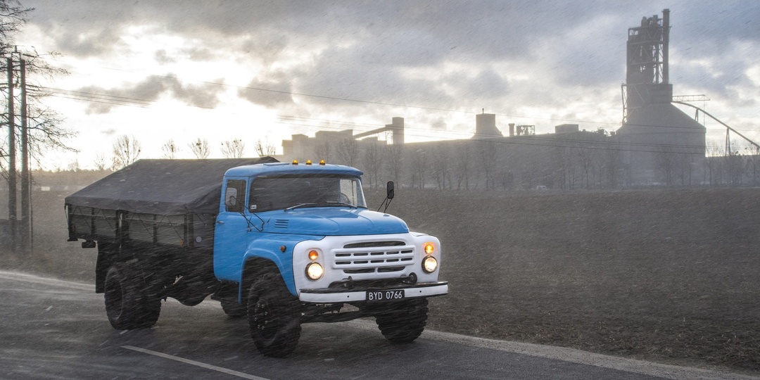 ЗИЛ 130 из Европы с пробегом 10тыс.км, и оригинальным бензиновым V8 - такой не встретишь даже в музее