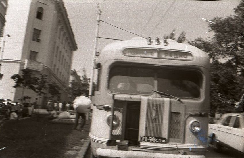 ЗиС-155 на проспекте Карла Маркса у дома №74, 26 августа 1981 года. Фото мое.