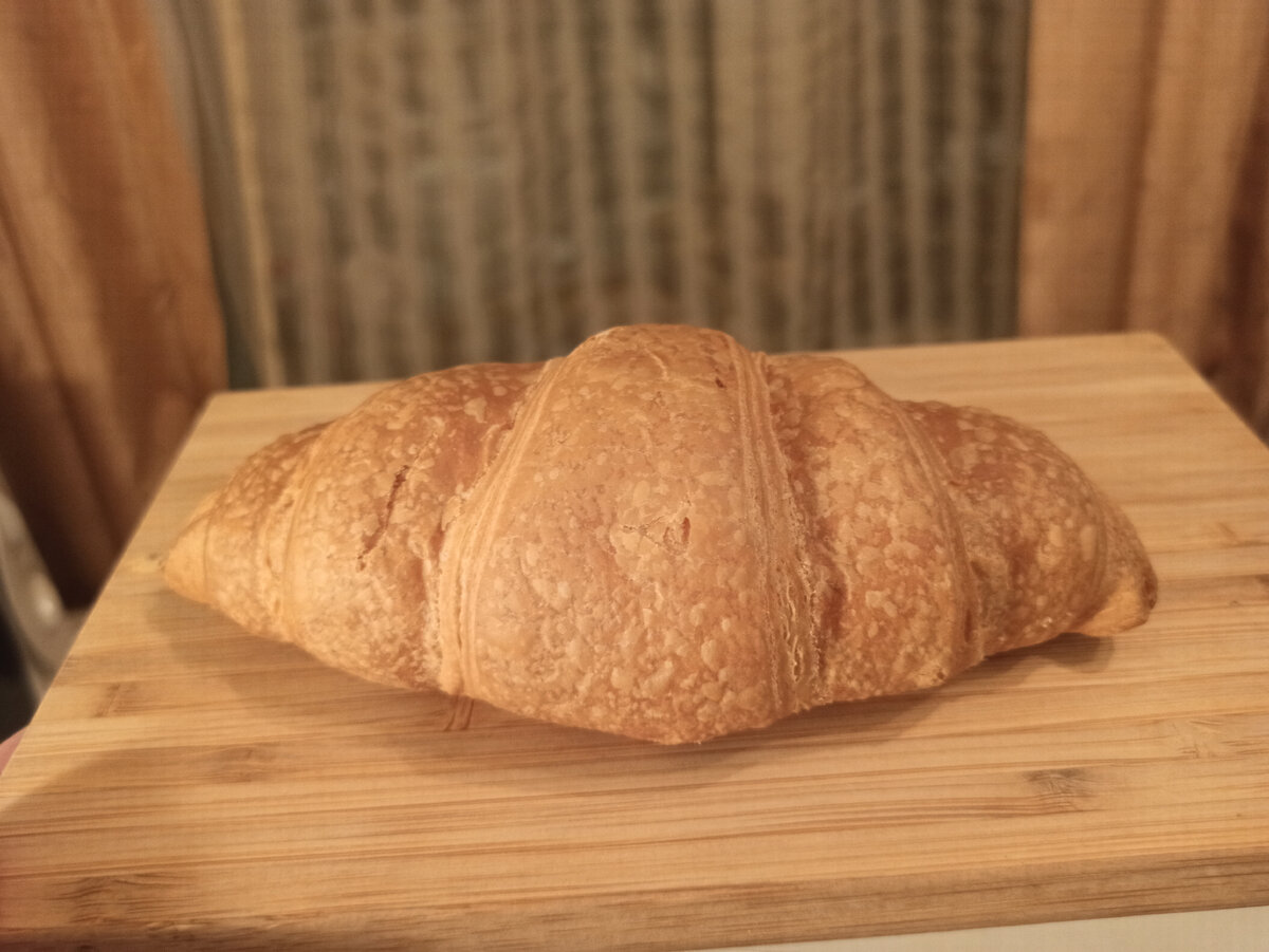 Классический круасанчик из Британских пекарен (сеть кондитерских в Санкт-Петербурге). 