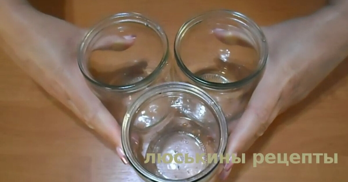 Вот я подготовила банки, предварительно их помыв. Листайте вправо