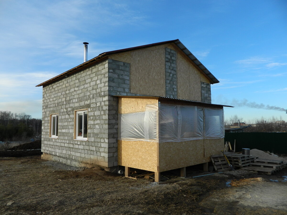 Дом подстроки 2014 года, на фото весна 2015 г. общая площадь 130 кв.м., жилая часть 55 кв.м. – двух комнатная квартира. Сейчас это 220 кв.м. из которых 55 постоянно обогревается, а еще 90 кв.м. по мере необходимости. Пристройки перестроены и расширены, на второй этаж пока сил не хватает.