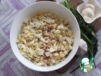     В салатнике соединяем фасоль, тунца, мелко нарезанные яйца.
