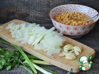     Овощи вымыть, лук и чеснок почистить, нарезать. Зубки чеснока раздавить ножом.