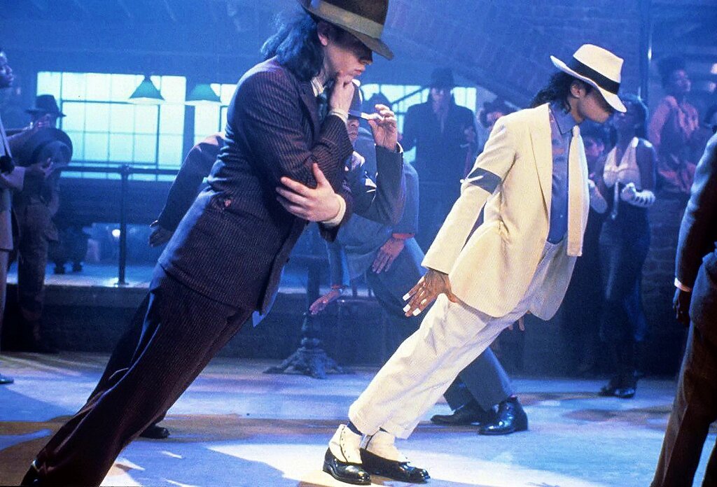 Легендарный наклон на 45 градусов от Майкла Джексона