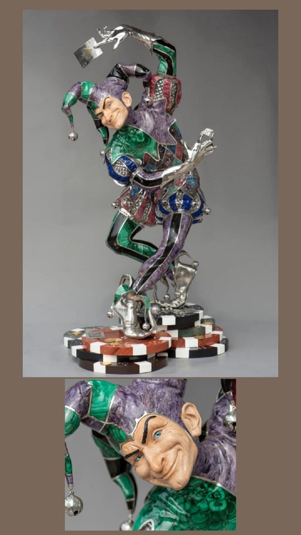 Золотой Джокер, на мой взгляд, получился более игривым, а этот - более зловещим