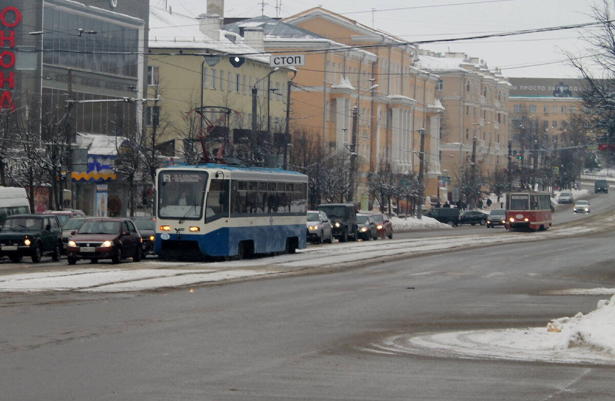 Трамваи 71-619К и 71-605 на проспекте Гагарина.