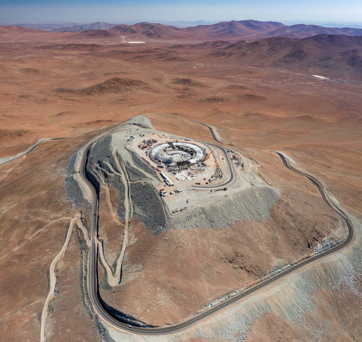  Строительство основания башни и купола телескопа ELT 9 марта 2022 года, фото ESO (Европейская южная обсерватория)