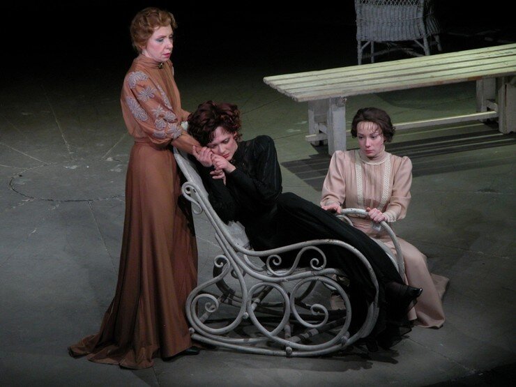 Чулпан Хаматова на сцене театра / Фото: Legion-Media