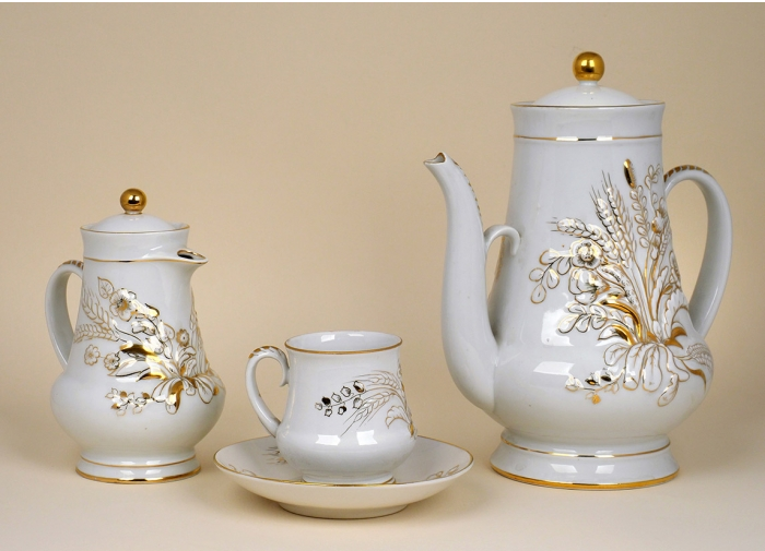 Предметы сервиза: Молочник (с крышкой), кофейная пара, кофейник. Поверху носика чайника\кофейника, а также поверху всех ручек предметов расположен разрисованный позолотой рельеф колоска.  Фото взято из свободного доступа в интернете. 