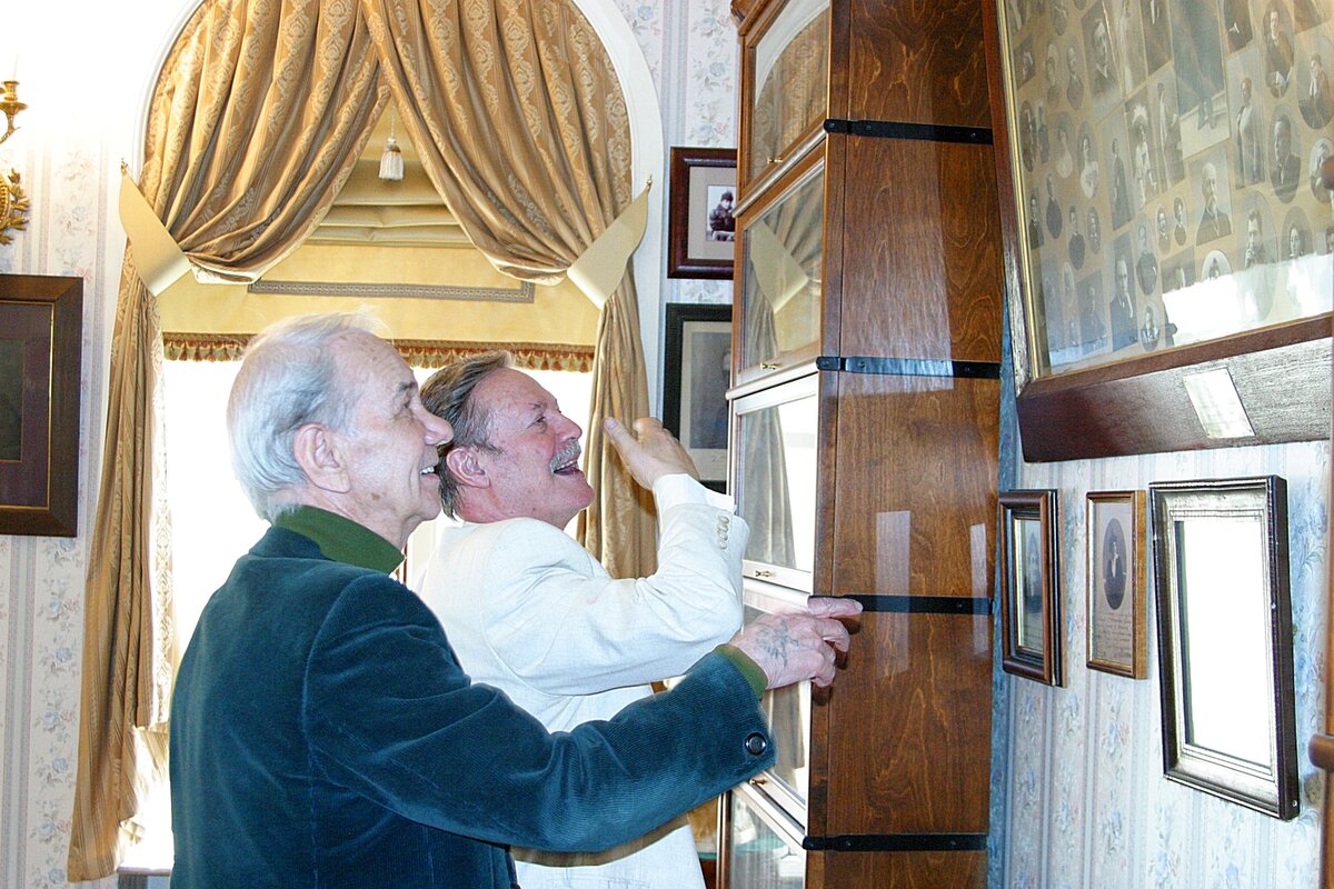 Юрий Мефодьевич Соломин и Юрий Иванович Каюров на открытии мемориальной квартиры. 2006 г.