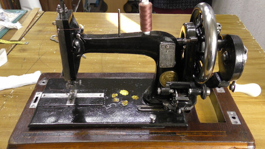 Старинная швейная машинка Seidel & Naumann.