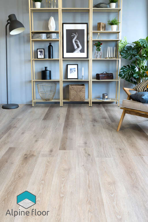 Интерьер с кварц-виниловой плиткой