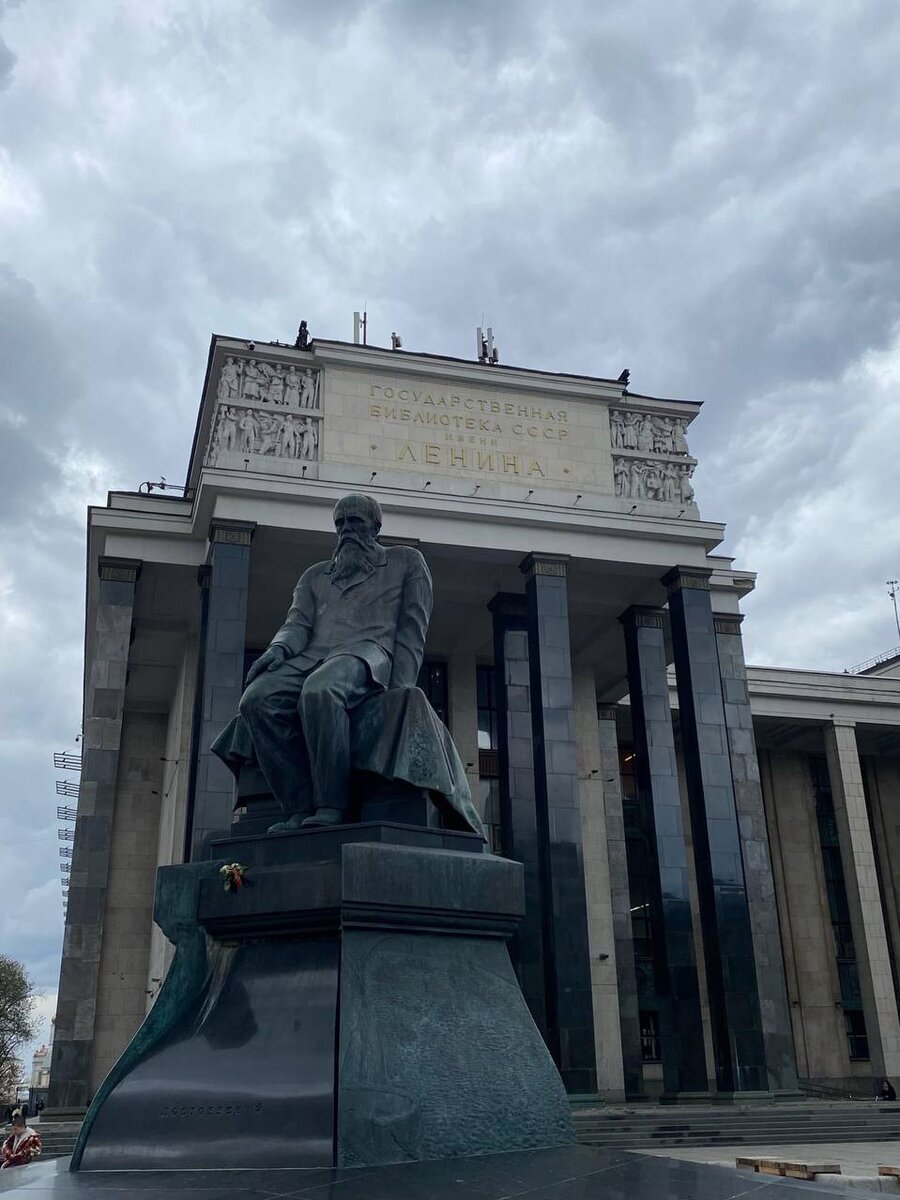  1997г, Александр Рукавишников-скульптор и архитекторы Михаил Посохин, Александр Кочековский, Сергей Шаров, посвящён классику русской литературы Фёдору Михайловичу Достоевскому.