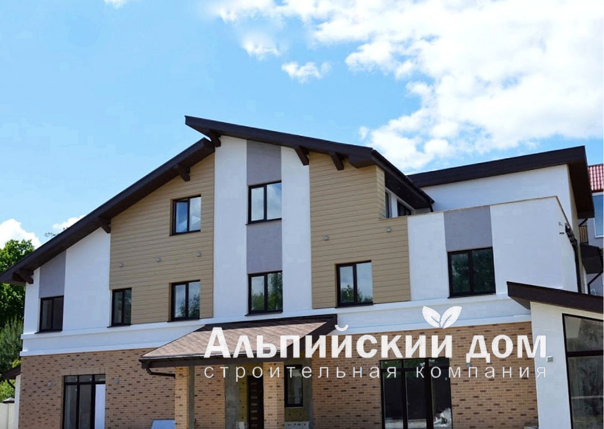 Современный каменный дом с комбинированным фасадом