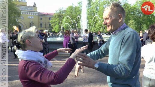 Эстонский вальс. Бальные танцы в День Санкт-Петербурга в центре города у Адмиралтейского фонтана. OPEN AIR 27.05.2022