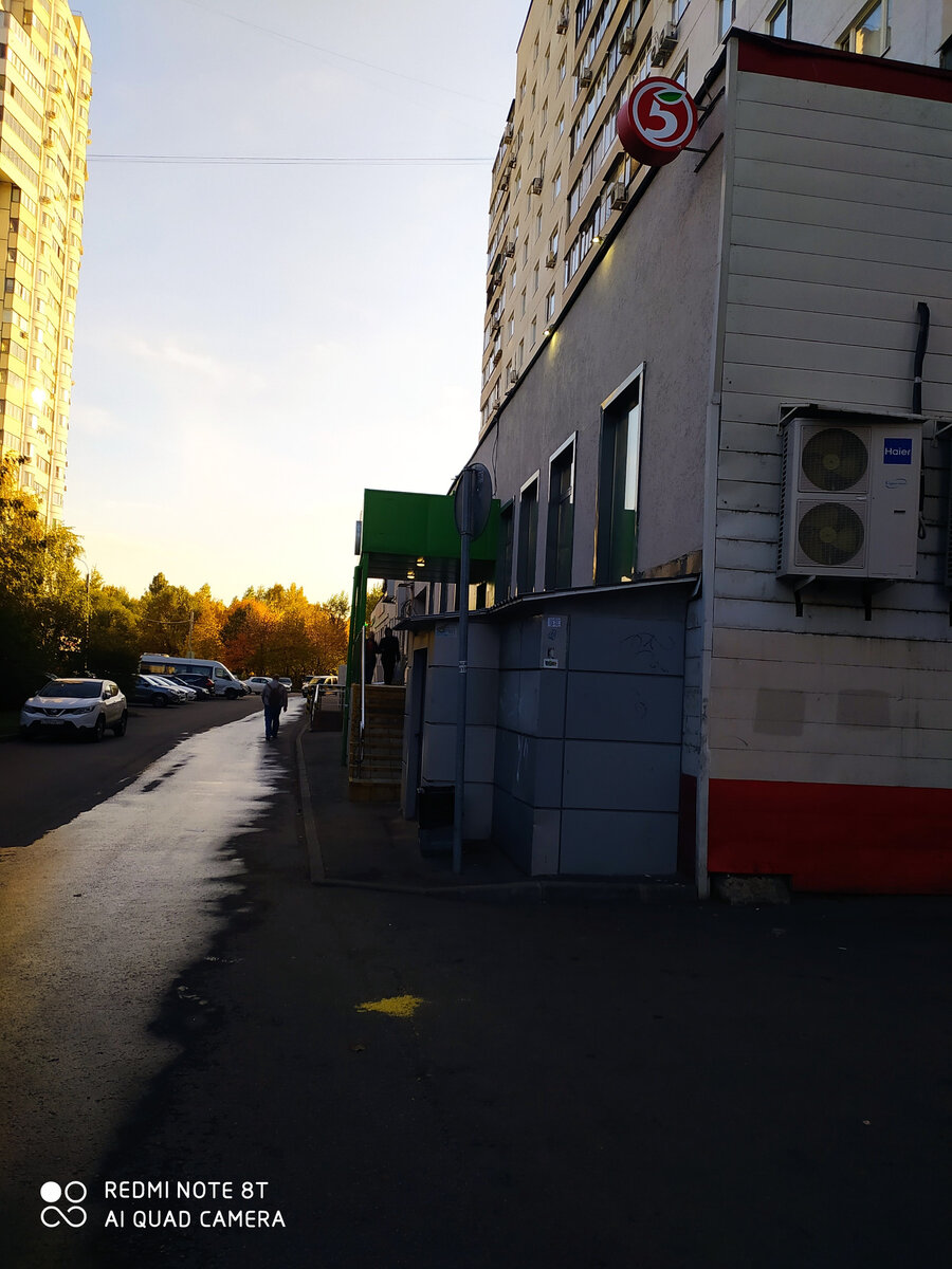 развернутый вдоль дороги "кирпич"