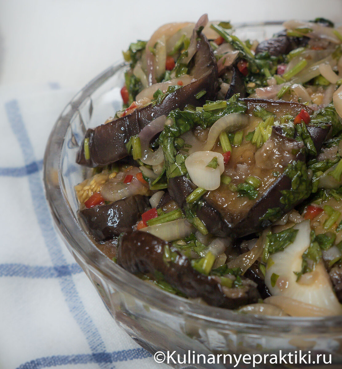 Баклажаны по этому рецепту не только вкусные, но и полезные — полезные вещества не убиваются термической обработкой.