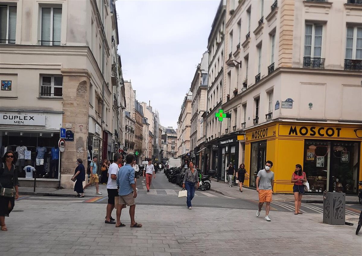 Я продолжаю свои "не туристические прогулки" по Парижу. На этот раз  меня пригласила подруга прогуляться по кварталу Марэ, там есть хорошие магазины для рукоделия и ей нужно туда заглянуть.-2