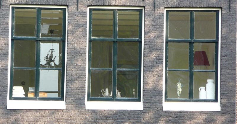 Окна многоквартирного дома в Швеции