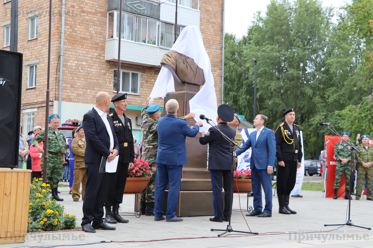 Первый в Красноярском крае бюст Маргелову установили в Назарово. Особенный  день ВДВ. | газета 