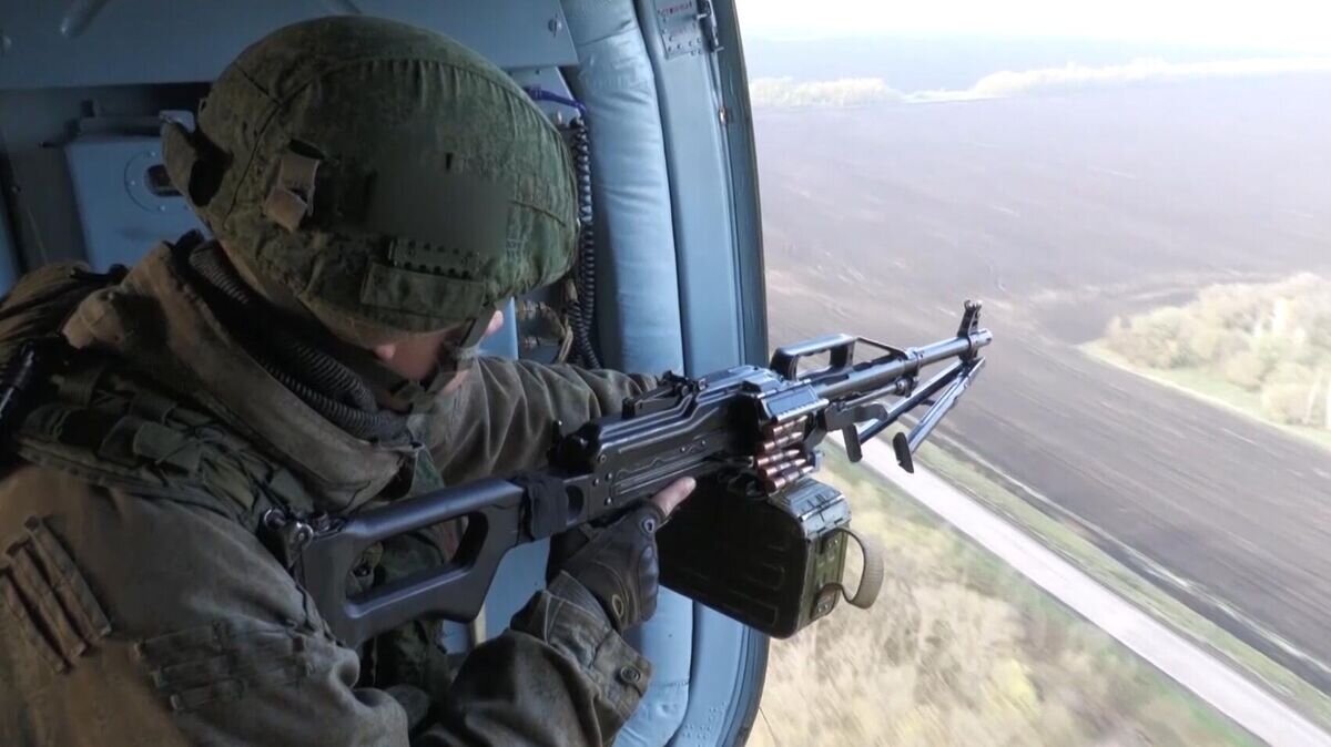    Военнослужащий на борту вертолет Ми-8 ВКС РФ, сопровождающего колонну российской военной техники на Украине© РИА Новости / Министерство обороны РФ