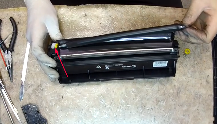 Фото 15. Очищаем кромку дозирующего лезвия при помощи ватной палочки