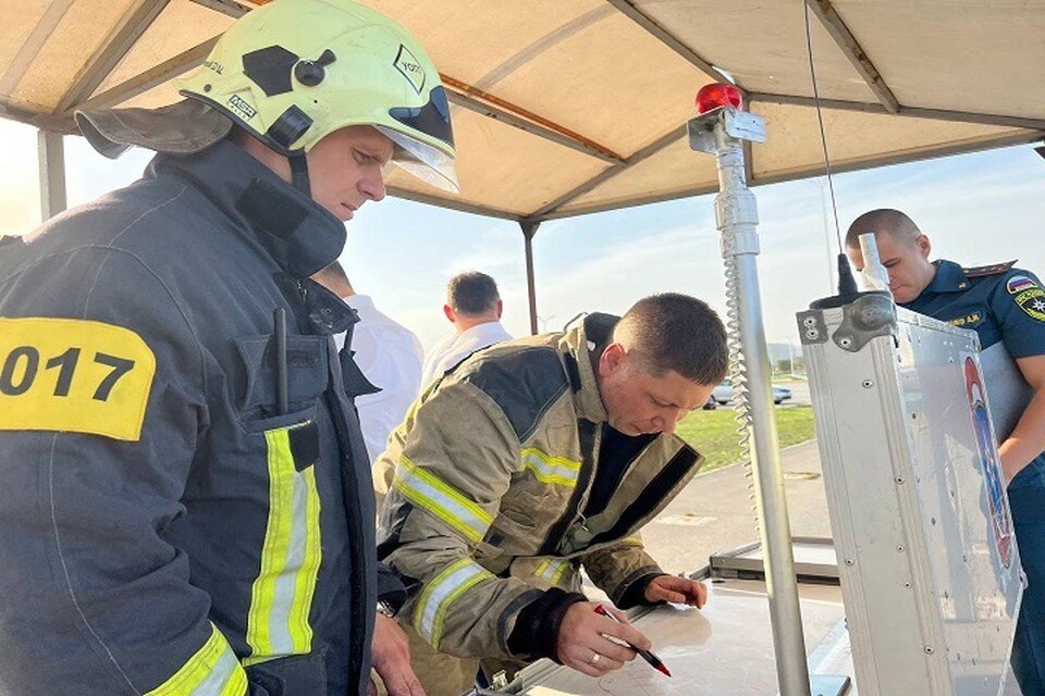     От города в тушении участвуют 30 человек и 19 единиц техники. Фото: телеграм-канал сити-менеджера Алексея Логвиненко