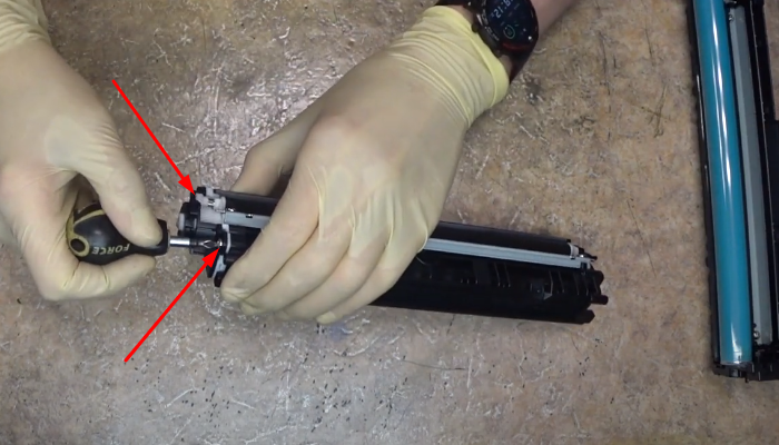 Фото 52. Устанавливаем обратно бушинги на ось ролика проявки с одной и другой стороны