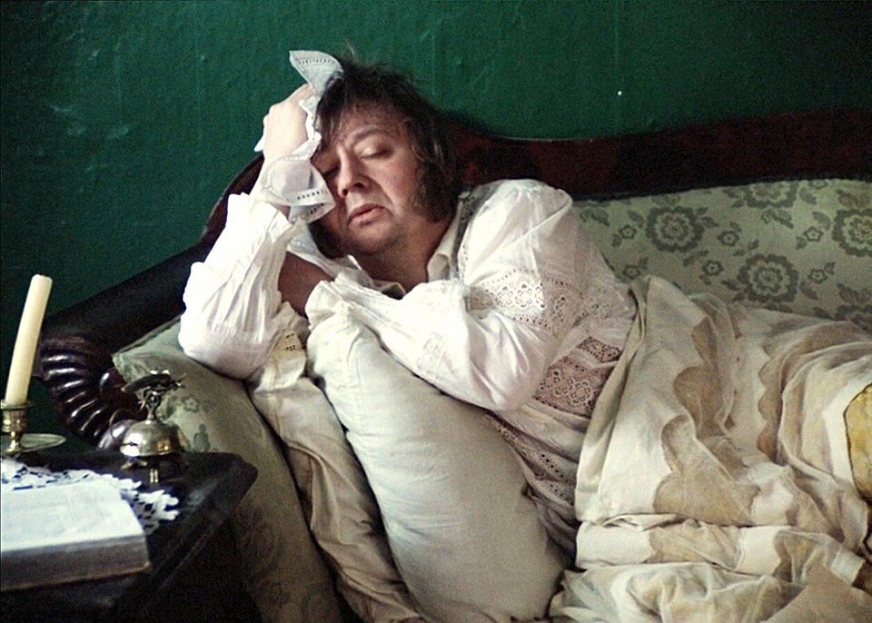 Олег Табаков в роли Обломова. Кадр из фильма "Несколько дней из жизни И.И. Обломова", 1979.