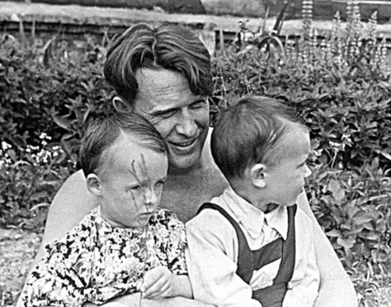 Пётр Николаевич Бургасов с детьми – Мариной и Сергеем. 1949 год